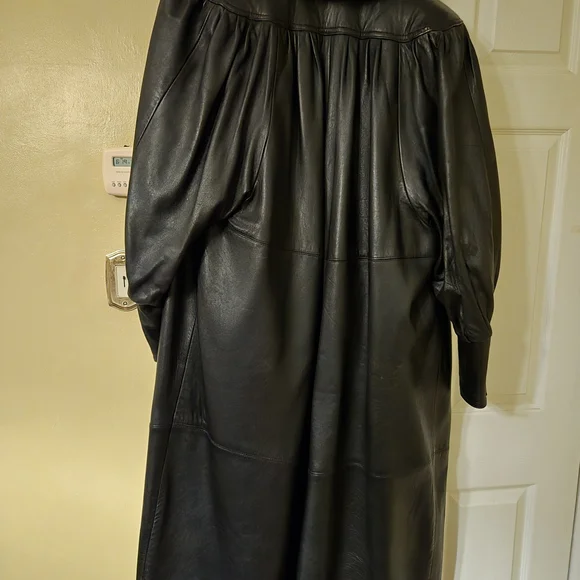 Luxurious Black Leather Trench Coat with Fur Trim - Picture 2 of 6